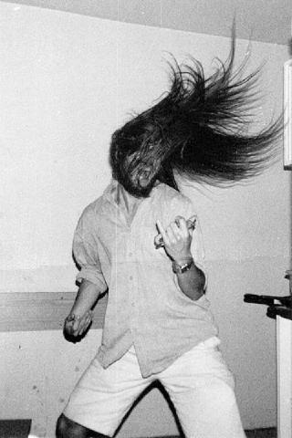 Le headbang, ou headbanging, est un type de danse impliquant de violents mouvements de la tête en …