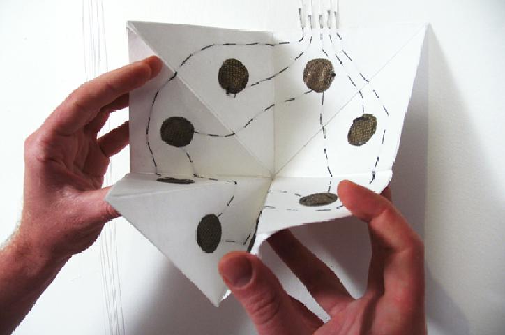 Voici Musical Origami Interactive de JooYo un Paek permettant de «jouer» de la musique en pliant des …