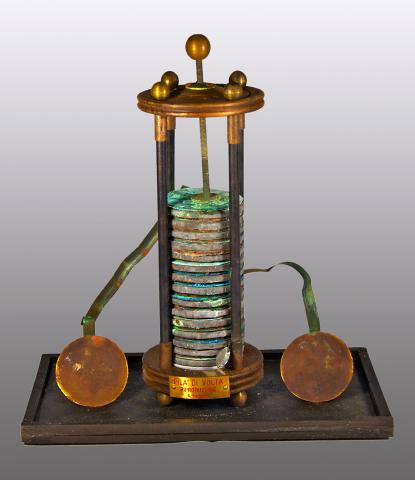 Alessandro Volta invente la première pile à colonne le 17 mars 180011 ; ces premiers systèmes …