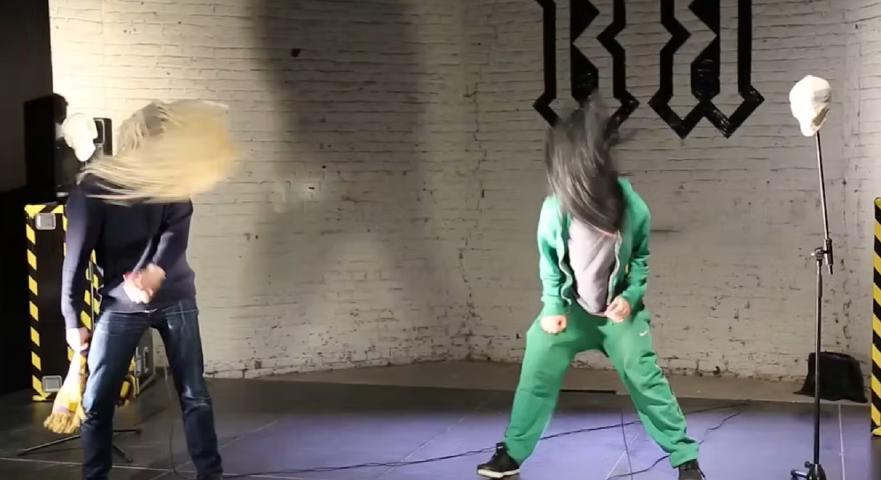 Le headbanging est un type de danse qui consiste à secouer violemment la tête au rythme de la …