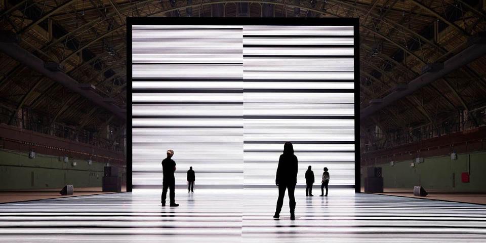 Ryoji Ikeda. Ryoji Ikeda (池田亮司) est un artiste sonore et visuel japonais. Il est né en 1966 à Gifu (Japon) et vit …