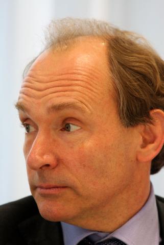 Tim Berners-Lee. Timothy John Berners-Lee, né le 8 juin 1955 à Londres, est un informaticien britannique, principal …