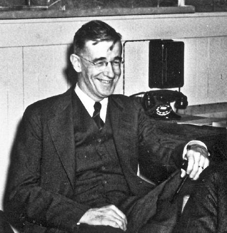 Vannevar Bush. Le scientifique américain Vannevar Bush annonce l'apparition de l'ordinateur moderne. Il publie le …